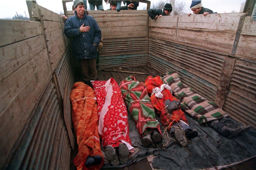Ciała zabitych podczas pierwszej wojny czeczeńskiej...