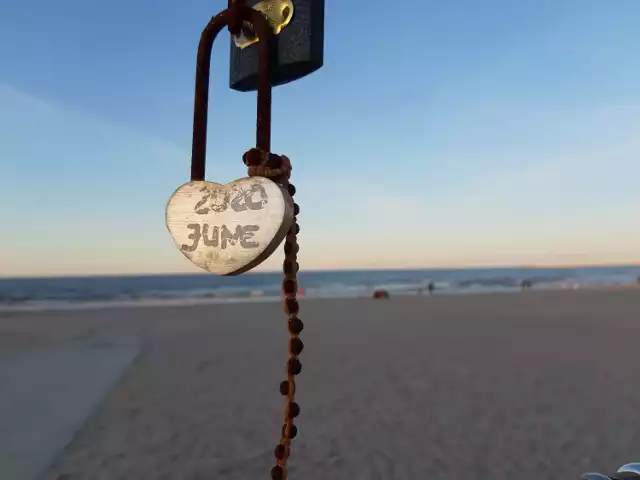 To środkowa część plaży, przy bazie ratowników, gdzie ustawiona została instalacja w kształcie serca "Świnoujście łączy", do którego dopiero co upieczone małżeństwa mogą przyponać symboliczne kłódki z imionami i datą ślubu.
