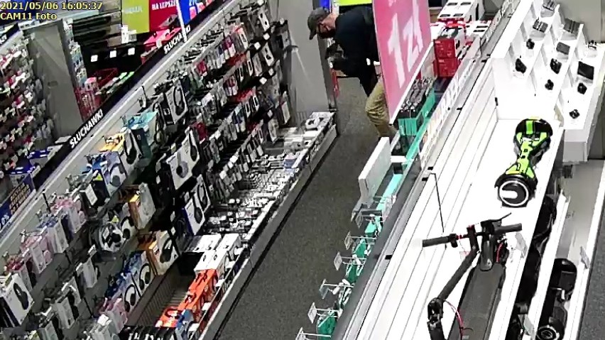 Ukradł sprzęt audio ze sklepu w Opocznie. Poszukuje go policja i publikuje zdjęcia