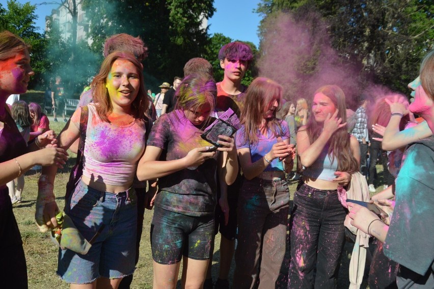 Festiwal kolorów i baniek mydlanych w żagańskim parku