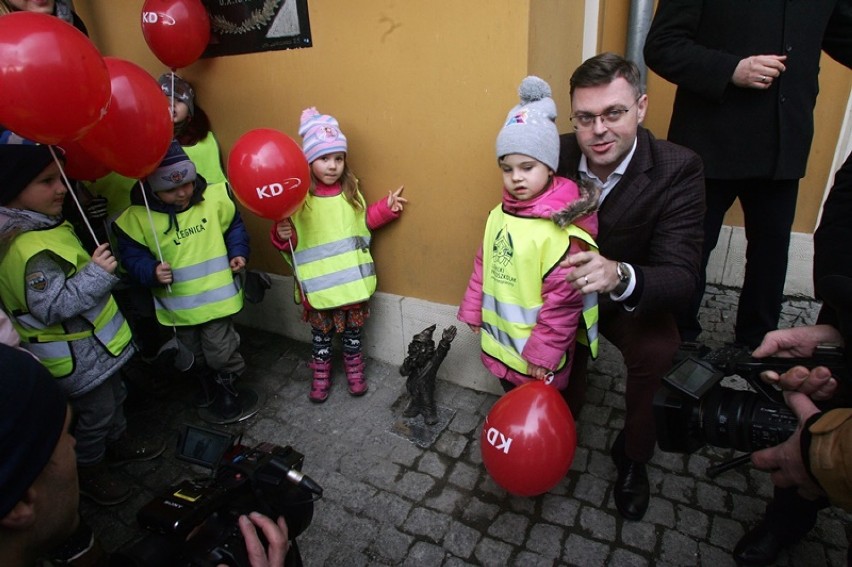 Rzeźba krasnal - kolejarz została odsłonięta w Legnicy