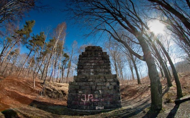 Pozostałości Pomnika Ofiar I Wojny Światowej, który odsłonięto w 1919 r. na terenie obecnej wałbrzyskiej dzielnicy Podgórze