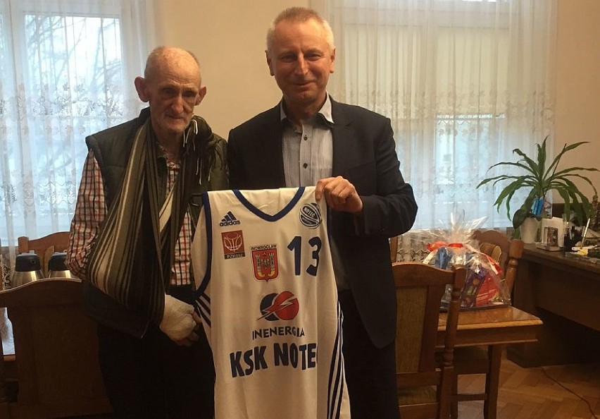 Prezydent wręczył jubilatowi koszulkę KSK "Noteć".