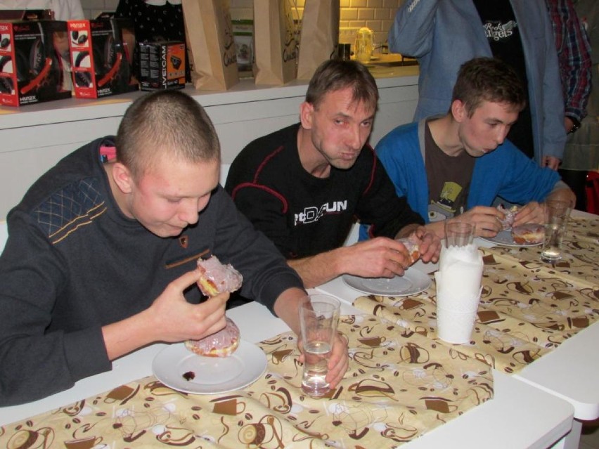Mistrzostwa Chodzieży w jedzeniu pączków [FOTO]