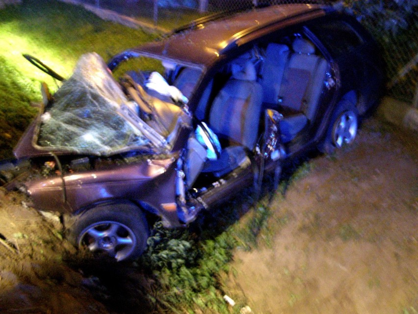 Wypadek w Tragaminie. Toyota uderzyła w drzewo, przyleciał śmigłowiec LPR