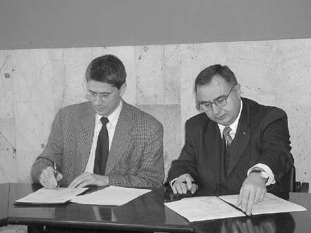 Marek Kopel (z lewej) i Zygmunt Machnik uroczyście podpisują porozumienie.