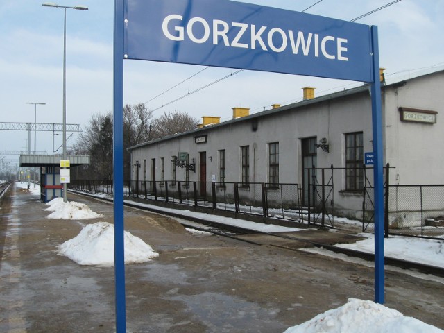 Dworzec PKP w Gorzkowicach niszczeje od lat. Czy znajdzie się chętny na jego kupno?