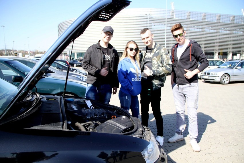 Otwarcie sezonu motoryzacyjnego 2019. Lubelskie Klasyki i inne ciekawe auta opanowały parking pod Areną Lublin. Zobacz zdjęcia!