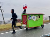 Paweł Kuryło biegnie z wózkiem dookoła Polski. Pokazuje, że trzeźwy może wszystko. Przebiegał przez Krosno Odrzańskie i Dąbie
