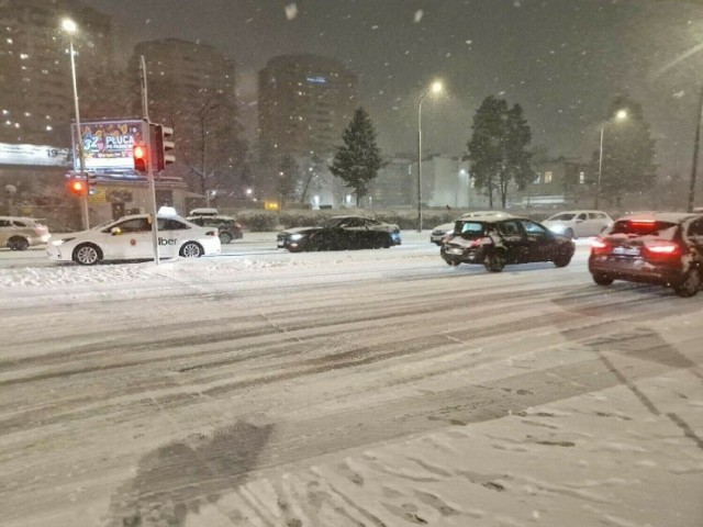 Poniedziałkowa śnieżyca w Warszawie skutecznie wpłynęła na kierowców - zdjęli nogę z gazu. Drogowcy sprawdzili, że średnia prędkość jazdy spadła o 20-30 km/h w porównaniu z zeszłym tygodniem.