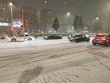 Śnieżyca w Warszawie spowodowała ekstremalnie trudne warunki na drogach. Kierowcy zwolnili. Wiemy, o ile wolniej jeździliśmy po stolicy