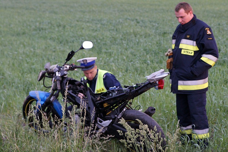 Groźny wypadek w Żernikach pod Kaliszem. Motocyklista zderzył się z toyotą yaris. FILM i ZDJĘCIA