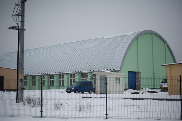 Budowa hali w Łapanowie powinna się skończyć trzy miesiące temu. A potrwa do czerwca