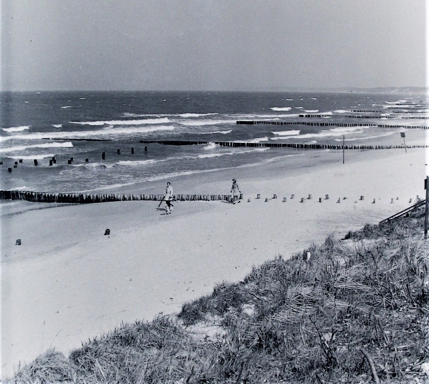 Początek lata 1972 na wschodniej plaży w Ustce