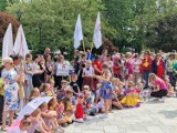 Festiwal Kwiatów w Busku-Zdroju. Pochód w kolorowych strojach przeszedł ulicami miasta