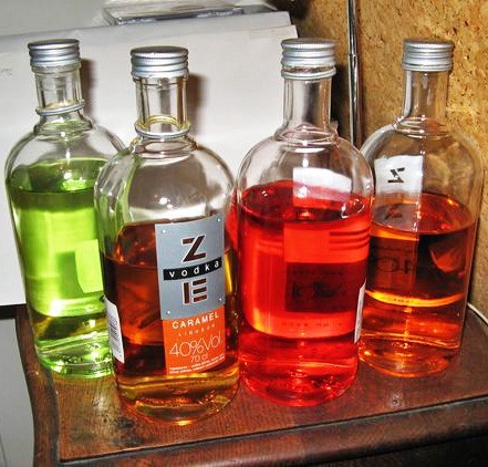 Źródło: http://commons.wikimedia.org/wiki/File:Flavoured_vodka_bottles.jpg