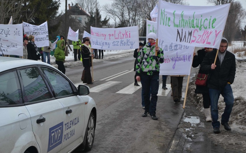 Rodzice uczniów i nauczyciele szkoły w Świerkach protestowali na drodze krajowej [ZDJĘCIA]