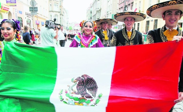 Zwycięski zespół Vallarta Azteca podczas pochodu na Starym Rynku
