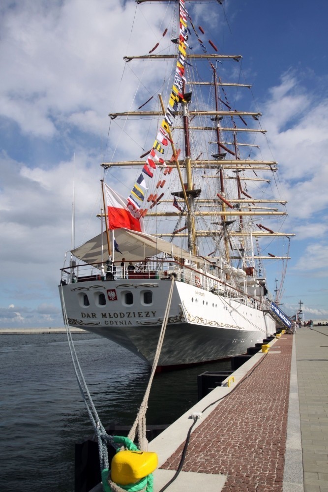Gdynia: Dar Młodzieży płynie w wielki rejs. Na pokładzie fregaty szkolić się będą marynarze