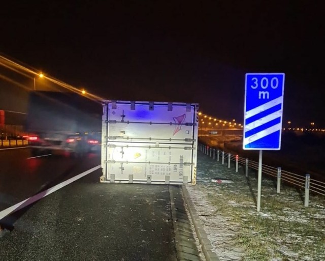 Na pasie awaryjnym autostrady pod Grudziądzem leżał kontener. Jak się okazało, spadł z naczepy ciężarówki, prowadzonej przez pijanego kierowcę