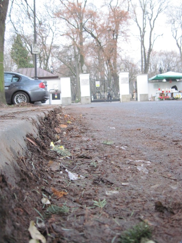Cmentarz przy ul. Lipowej w Lublinie. Droga dojazdowa wciąż zaniedbana
