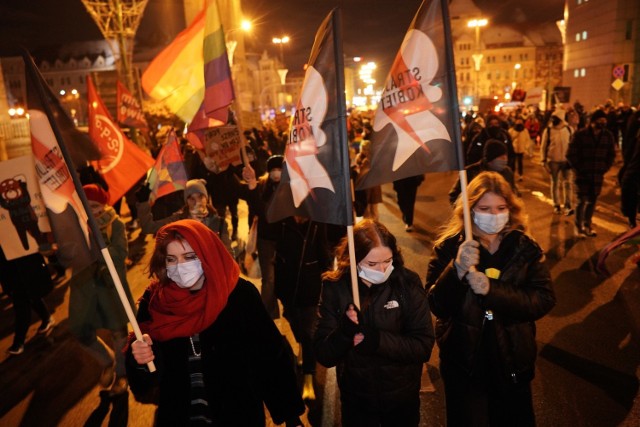 Kolejny raz kobiety wyszły protestować na ulicach Poznania. To reakcja na zaostrzenie prawa aborcyjnego w Polsce.