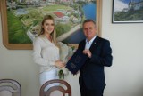 Piękna pińczowianka odebrała gratulacje od burmistrza. Sukces Kamili Sobirańskiej, to również promocja gminy [ZDJĘCIA]