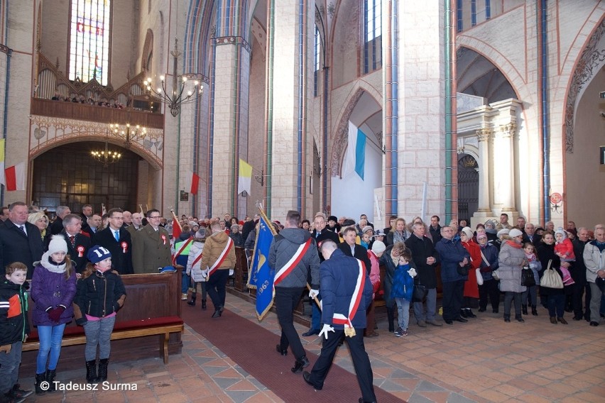 Stargardzianie na mszy w intencji Ojczyzny w stargardzkiej kolegiacie. Fotoreportaż Tadeusza Surmy