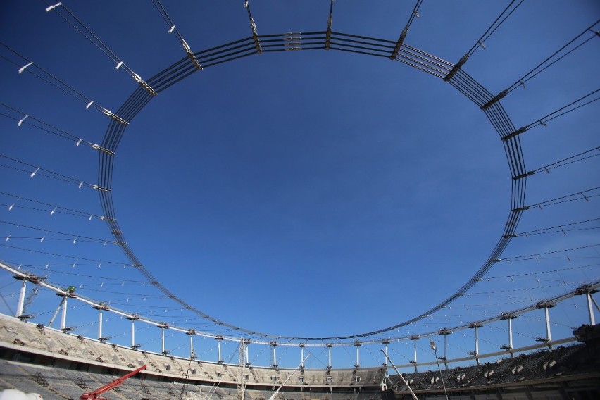 Montują dach Stadionu Śląskiego. Zobacz zdjęcia z budowy