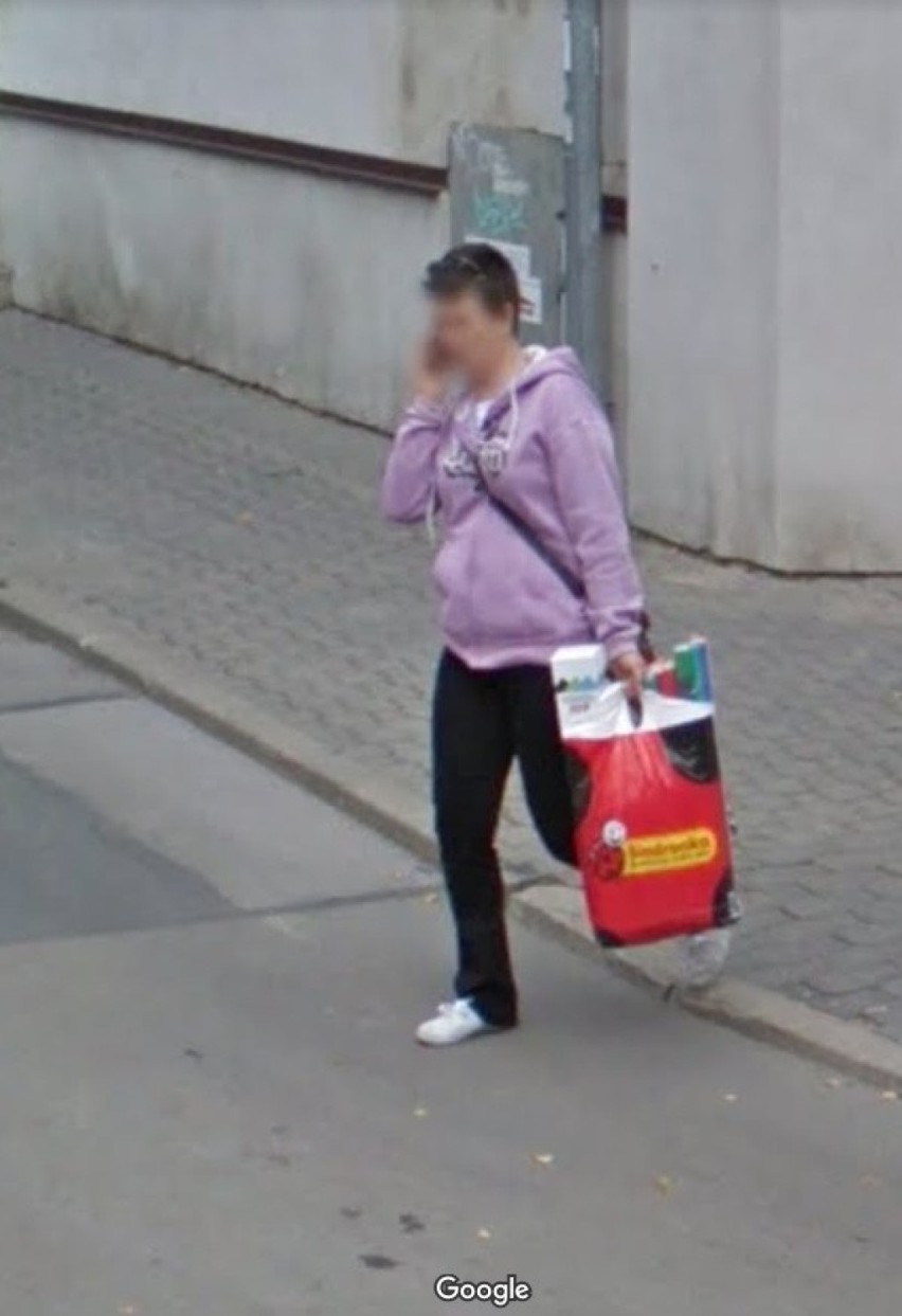 Modnie i stylowo? Tak się ubieramy. Takie codzienne stylizacje uchwyciły kamery Google Street View w Białej Podlaskiej. Zobacz