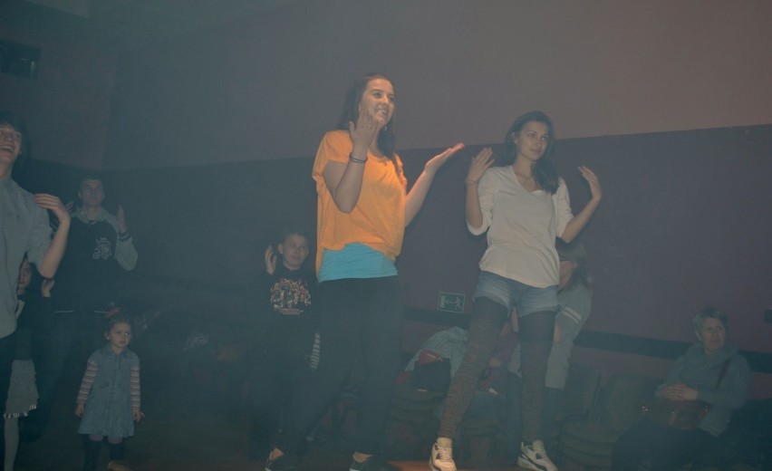 Człuchów. Taneczny walentynkowy Flash Mob w MDK -  Zobacz zdjęcia