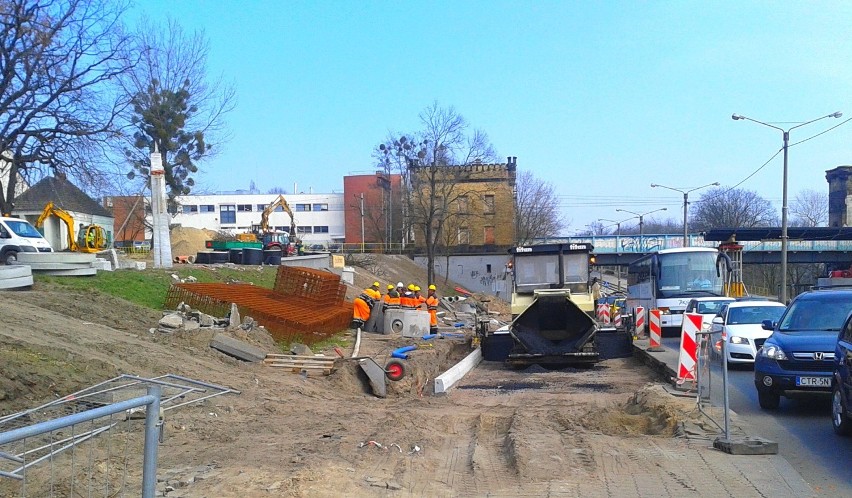 Budowa kładki dla pasażerów przy dworcu Toruń Miasto [zdjęcia]