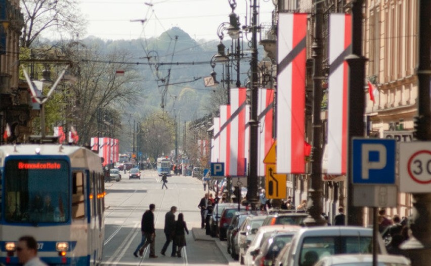 Ulica Piłsudskiego udekorowana barwami narodowymi. Fot....