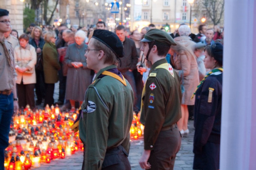 Pod Krzyżem Katyńskim honorową wartę pełnią harcerze. Fot....