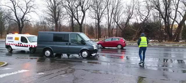 Zderzenie samochodów samochodów na ulicy Wieniawskiego w Wałbrzychu. Są utrudnienia w ruchu