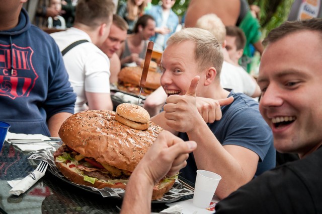 Zawody w jedzeniu 4-kilogramowego burgera za nami. Chętnych do spróbowania było 500 osób!