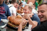 Zawody w jedzeniu 4-kilogramowego burgera za nami. Chętnych do spróbowania było 500 osób! [ZDJĘCIA]
