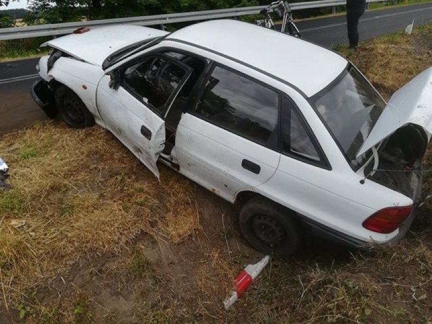 Opel astra koziołkował na poboczu w Studzieńcu.