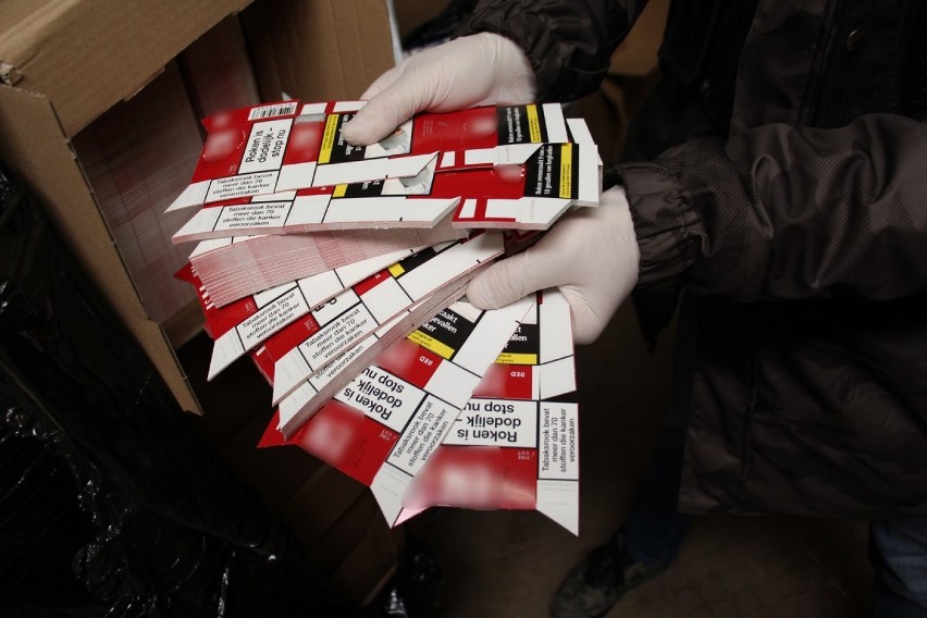 Ostrowscy policjanci odkryli ogromną fabrykę podrabianych papierosów. Zabezpieczono miliony sztuk papierosów i tony tytoniu