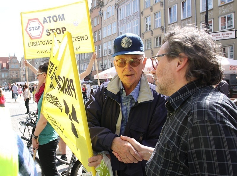 demonstracja na Targu Węglowym przeciw budowie elektrowni