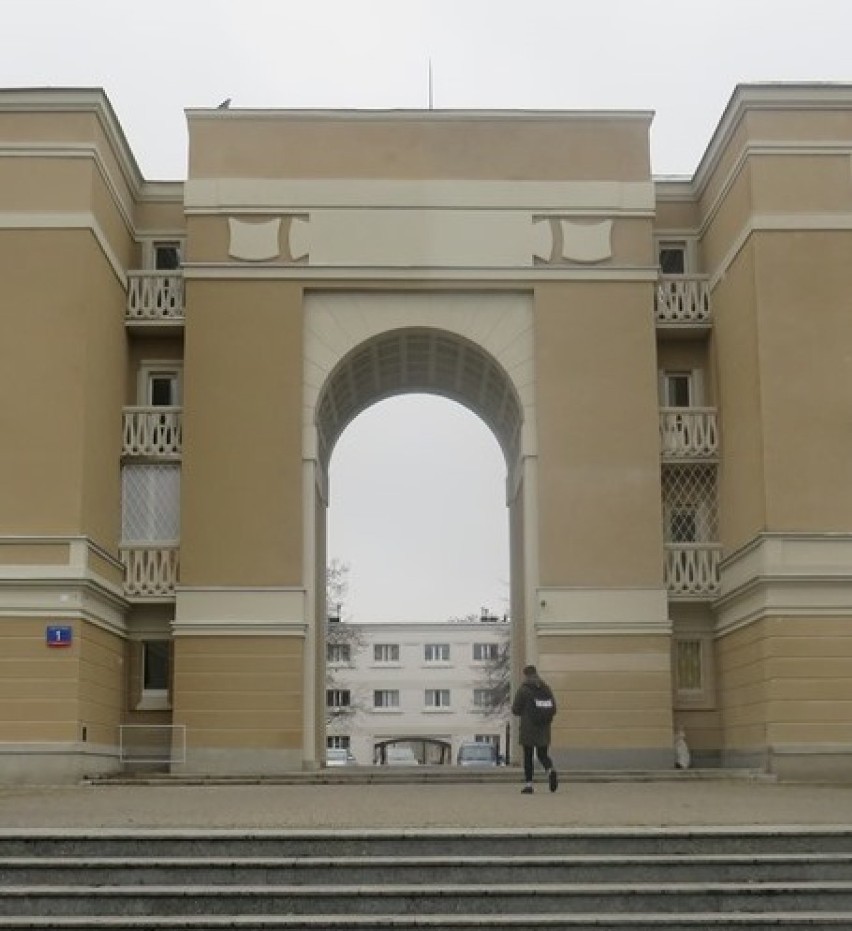 Zakończył się remont socrealistycznego budynku na Muranowie. Absurdalna brama nie dzieli już mieszkańców 