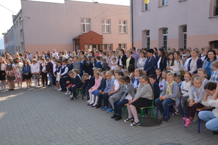 Inwestycje. Szkoła podstawowa w Gołańczy z nowymi salami lekcyjnymi, świetlicą, dwoma boiskami sportowymi 