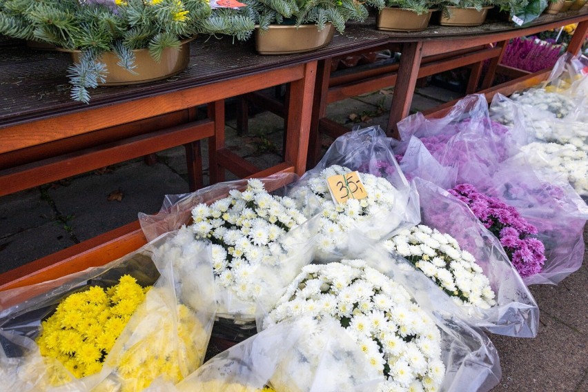 Ceny kwiatów lub zniczy nie odstraszają kupujących