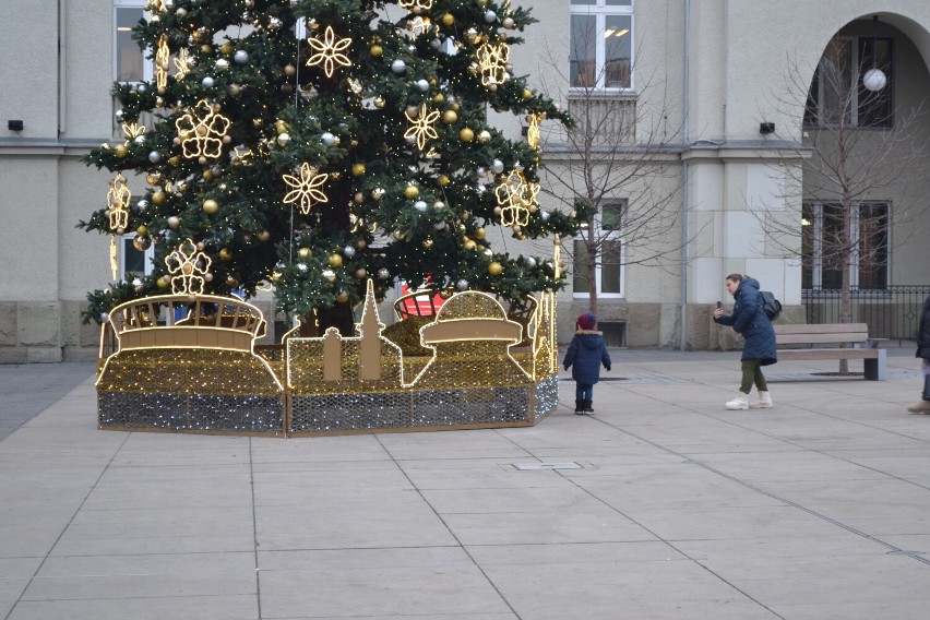 Zdjęcia przed i po ustawieniu ozdób - rynek oraz CHCK