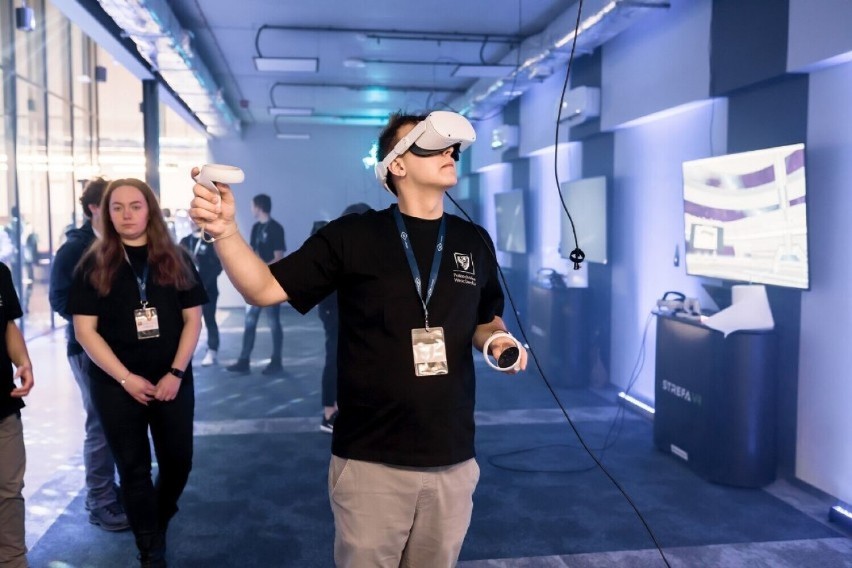 Dzięki goglom VR uczestnicy mogą przenieść się w realia...
