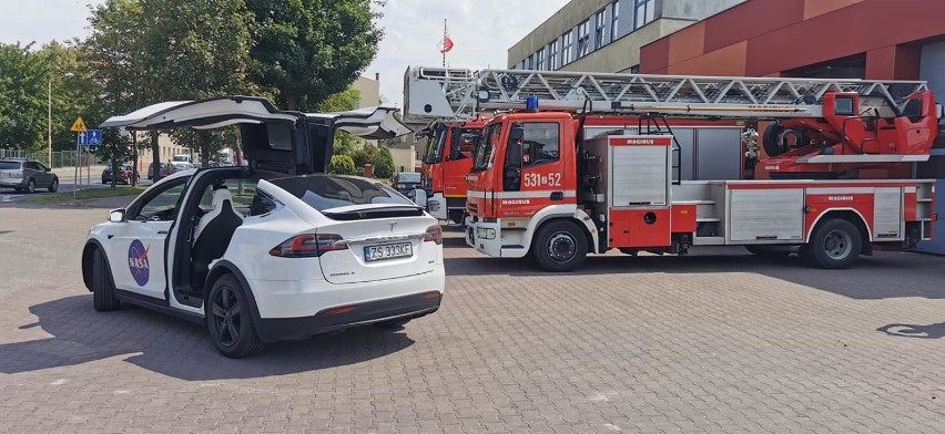 Wypożyczalnia samochodów elektrycznych Tesla Rent szkoliła stargardzkich strażaków