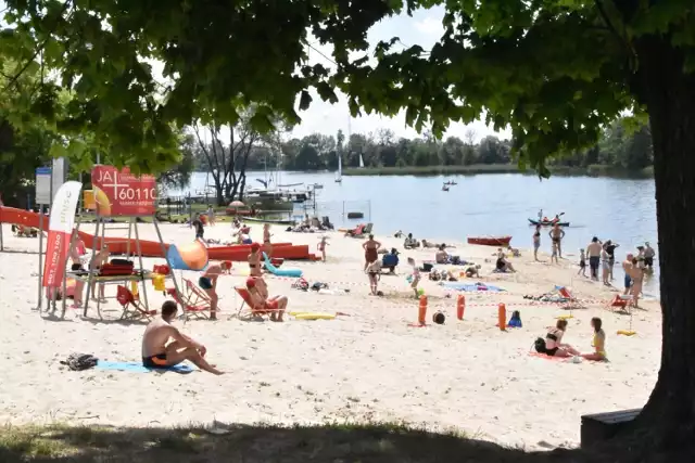 Plaża w Śremie. Wielu mieszkańców spędza niedzielę nad jeziorem Grzymisławskim ciesząc się słońcem i wodą