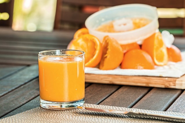 Pomarańcze to obok mandarynek najpopularniejsze owoce, jakie kupujemy w grudniu. Często zjadamy je od razu, ale są też idealnym dodatkiem do zimowych, rozgrzewających herbat. Jedzenie pomarańczy może mieć korzystny wpływ na nasz organizm. 

Sprawdź, jakie właściwości mają pomarańcze i kto powinien włączyć je do diety. Szczegóły na kolejnych stronach ----->