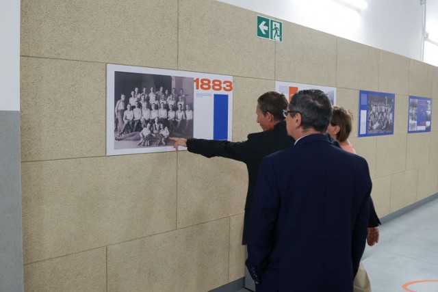 W Arenie Jaskółka Tarnów otwarto wystawę „Bramki, punkty, sekundy… 140 lat tarnowskiego sportu w fotografii”