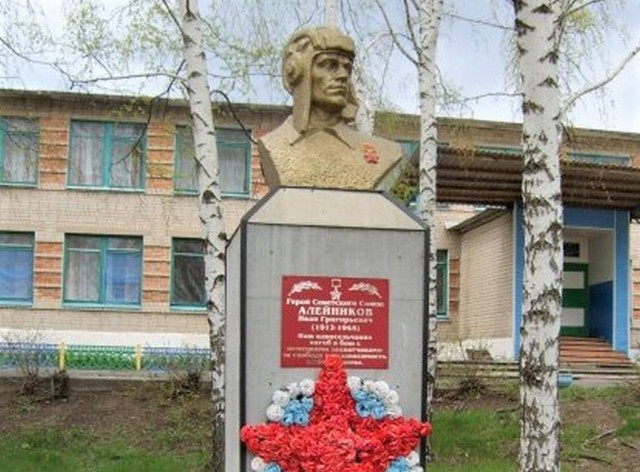 Jeden z pomników Alejnikowa na terenie Rosji, o których w swym komentarzu wspomina Nadgoplańskie Towarzystwo Historyczne